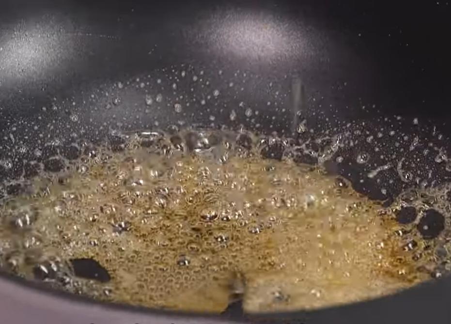 取炒鍋,加入麥芽糖、水一起煮至濃稠。