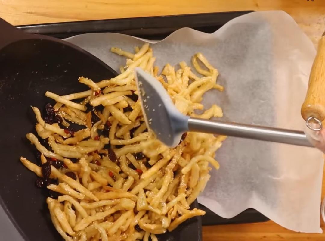 取一大張烘焙紙放在烤盤上,倒入拌好的材料壓緊實塑型,放涼後再用菜刀切成小塊狀即可。