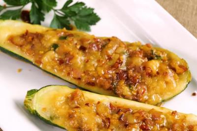 「起司櫛瓜燒」用平底鍋做出焗烤口感！香濃味噌內餡做法公開