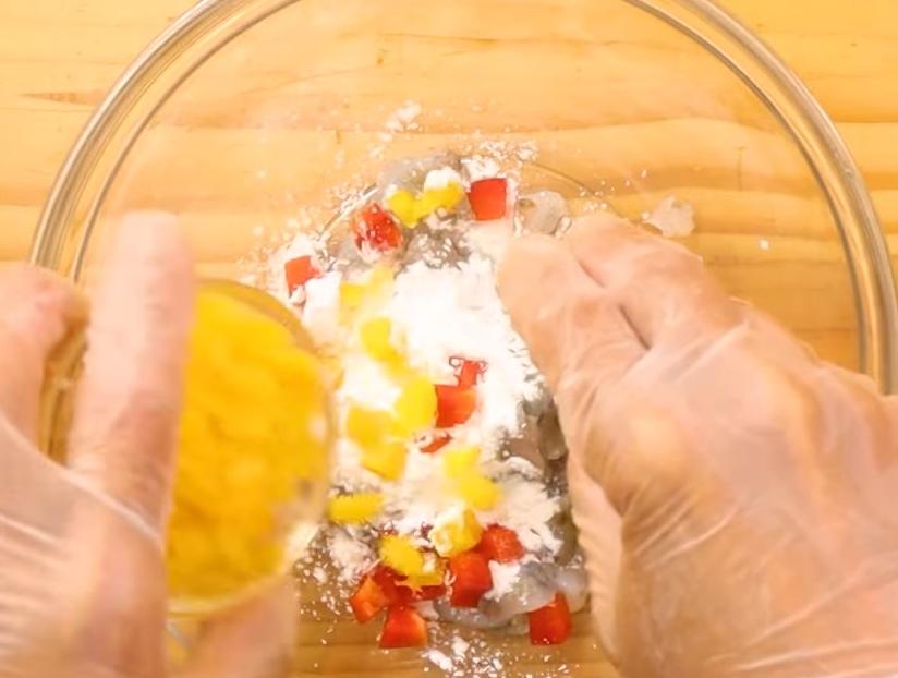 蝦仁取2/3剁碎，1/3量切小丁，接著將兩者與玉米粉、米酒、魚露、白胡椒粉、蛋白、洋蔥、紅黃甜椒混和拌勻。