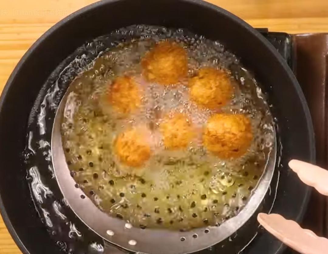 起油鍋，加熱油溫約至攝氏150度，放入蝦球炸上色至熟。裝盤後，擠上美乃滋跟番茄醬即可上桌。