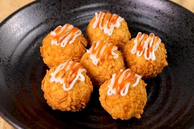 「起司蝦球」彈牙牽絲！洋芋片取代炸粉做出超邪惡酥脆口感