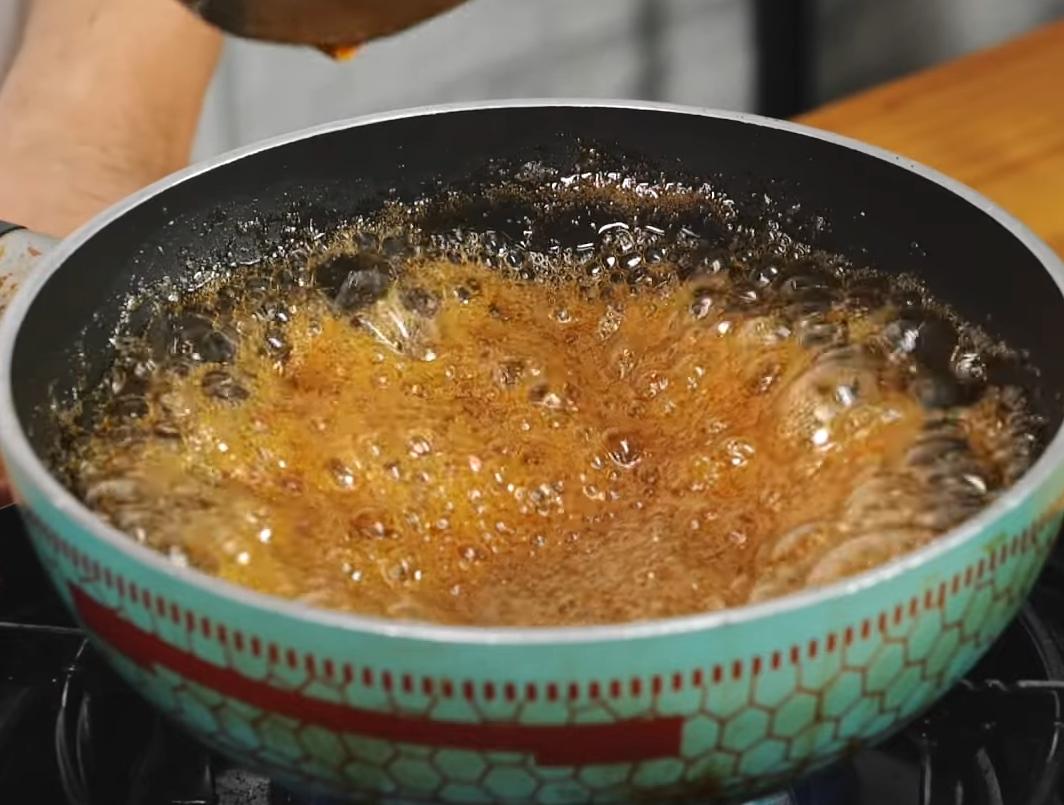 將醬汁材料放入小鍋中加熱攪拌均勻,煮滾後關火備用。