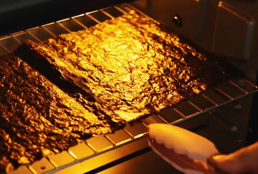 烤箱設定攝氏110度烤18分鐘,途中翻面烤上色,取出放涼切成適當大小即可。