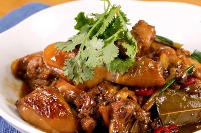 「啤酒雞」噴香入味不輸三杯雞！３步驟簡單煮出皮Q肉嫩口感