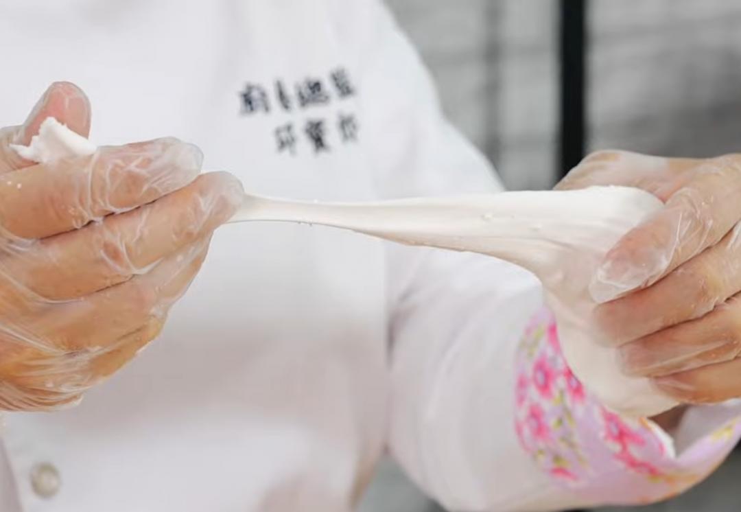 將地瓜粉與太白粉一起放入碗中攪拌均勻，再慢慢倒入100度沸水攪拌，接著揉至不黏手、略帶筋性備用。