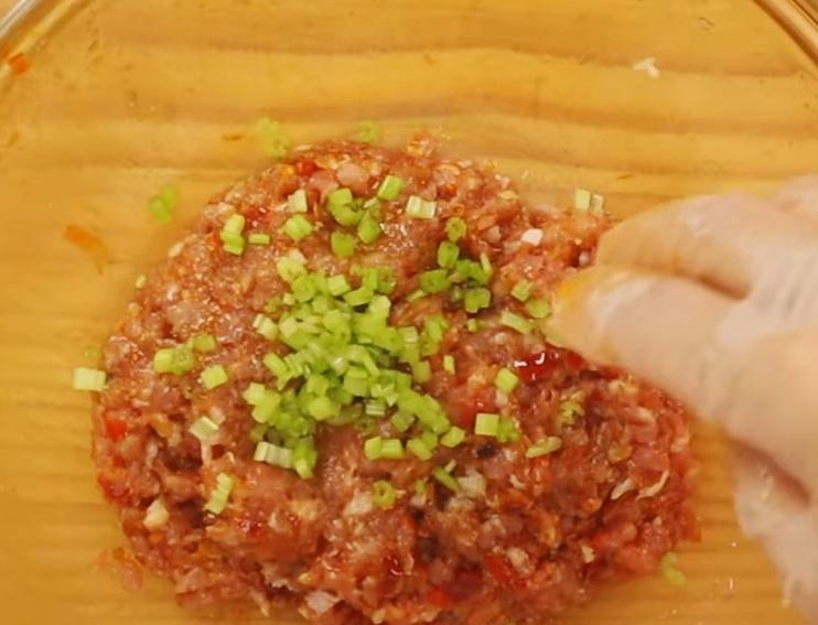 放涼後的炒料與豬絞肉、芹菜末、鹽巴、胡椒、香油、醬油膏、砂糖、辣拌醬、太白粉攪拌均勻，完成餡料。