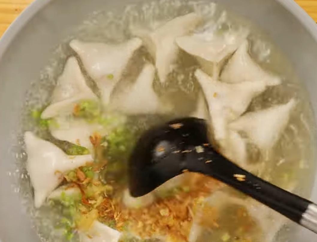 煮湯鍋倒入高湯煮滾，放入水晶餃先煮開後再約煮約3分鐘，最後加入油蔥酥，撒上芹菜末即完成。