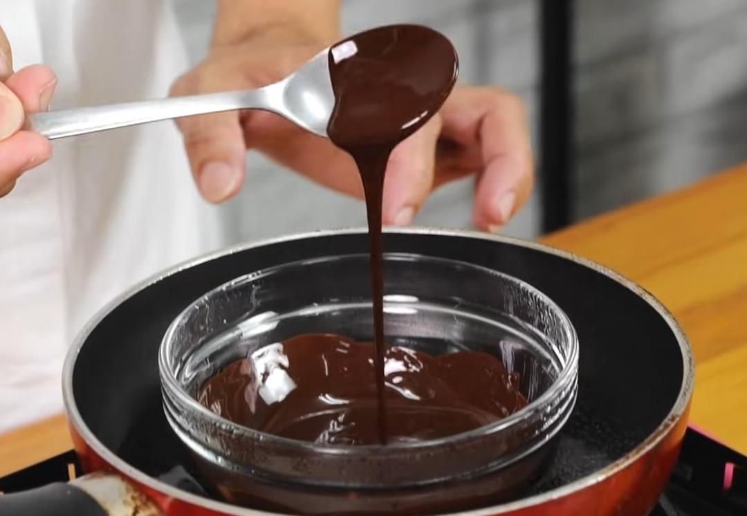 將純巧克力以隔水加熱方式融化。
