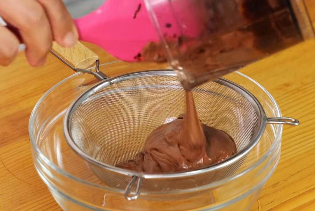 先用食物調理機，將豆腐和融化巧克力放入攪碎均勻，接著過篩，確保無豆腐顆粒。