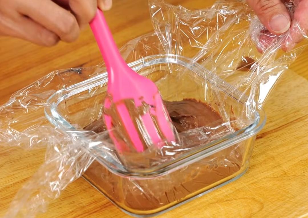 將巧克力漿以模具或保鮮盒塑形（可墊保鮮膜方便脫模），放冰箱冷藏至少2小時定型，取出後依喜好切成小方塊，撒上少許可可粉即完成。