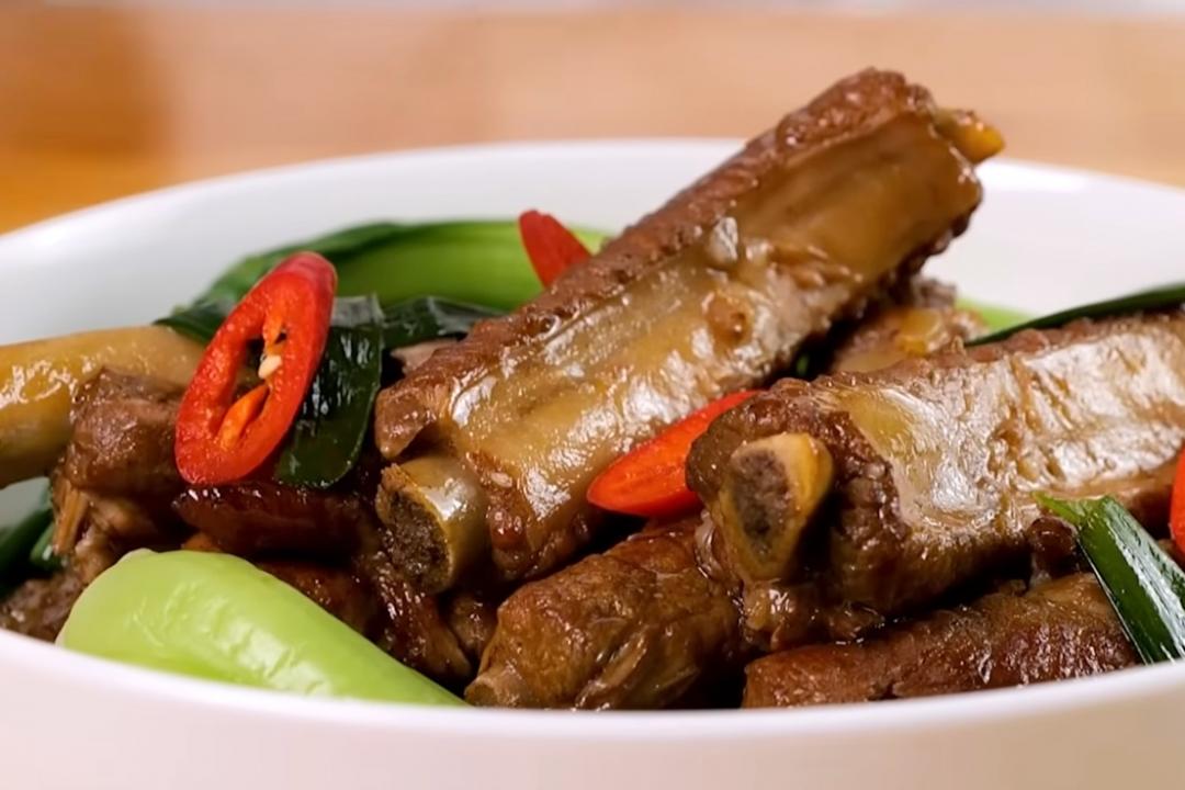 「蔥燒排骨」肉嫩脫骨、蔥香濃郁！宴客級料理教你做