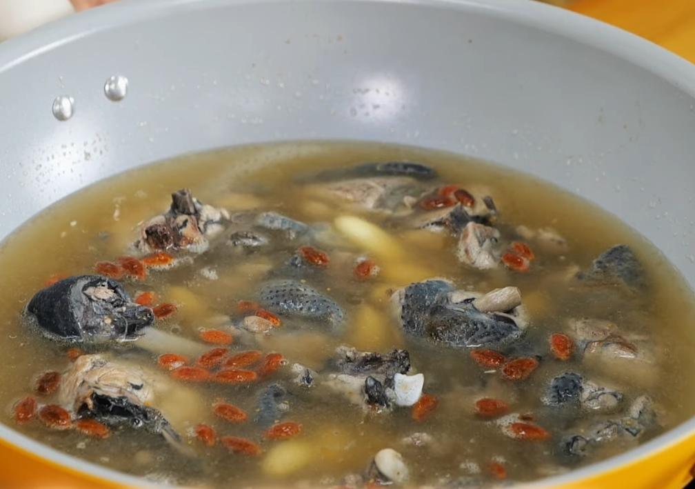 同鍋倒入1200cc清水，再加入另一半蒜仁、枸杞、胡椒粒滾煮後，蓋上鍋蓋轉小火慢燉約10-15分鐘。