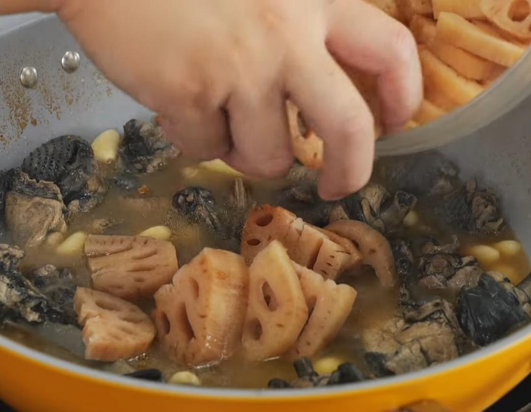 燉煮時間到後再加入米酒、蛤蜊、蓮藕，待酒精揮發後加入鹽試味道即可完成。