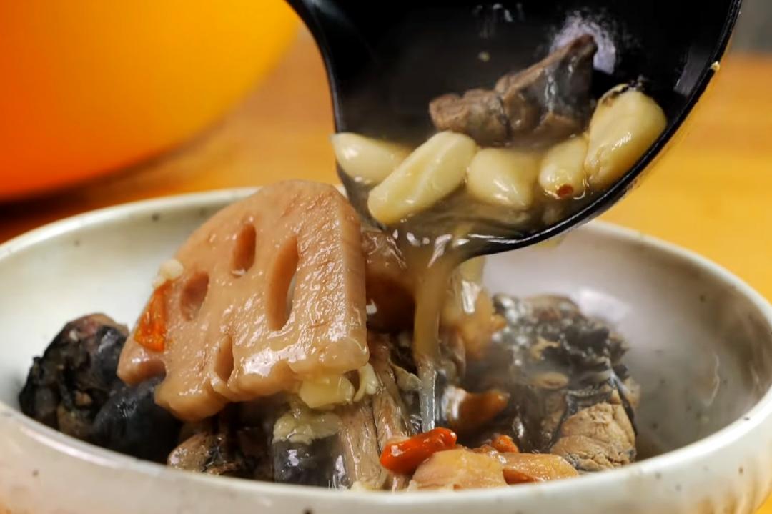 「蒜頭烏骨雞湯」暖暖喝平補不上火！多加一食材更清爽鮮甜