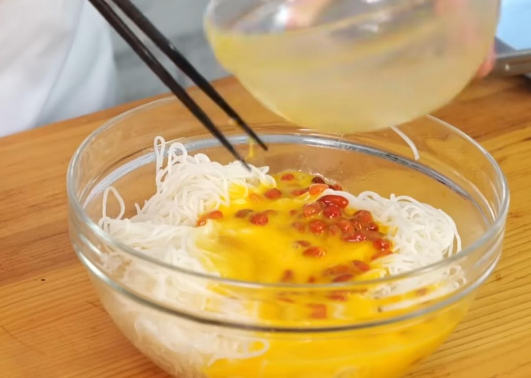 打蛋加入一點米酒、枸杞拌勻,再將枸杞蛋液倒入麵線中拌勻,可放些許糖提味。