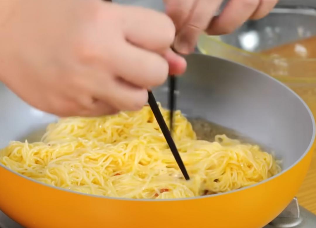 取平底鍋開小火,先放入薑片乾煸去水份,再倒入香油、食用油煸香後取出。同鍋放入麵線,平鋪成厚度一致的圓型。