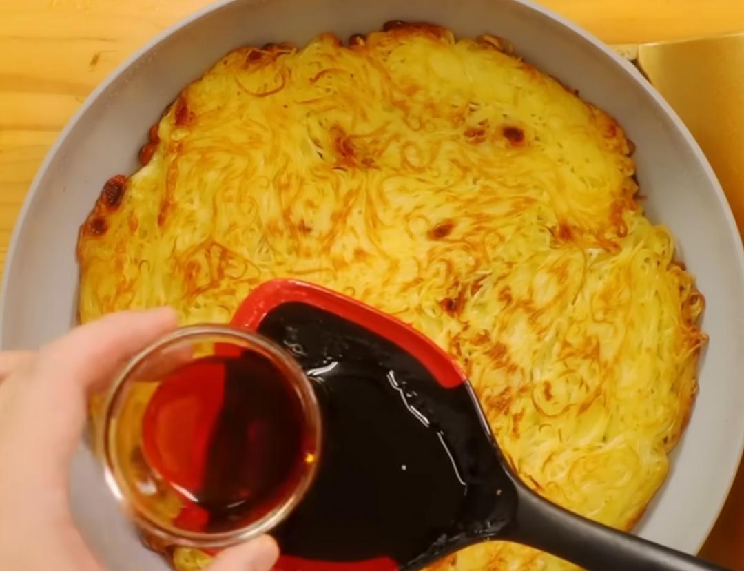 以中小火煎至底部金黃上色,翻面續煎至兩面金黃,於鍋邊繞一圈淋上麻油,搖鍋使其均勻分布,即可完成。