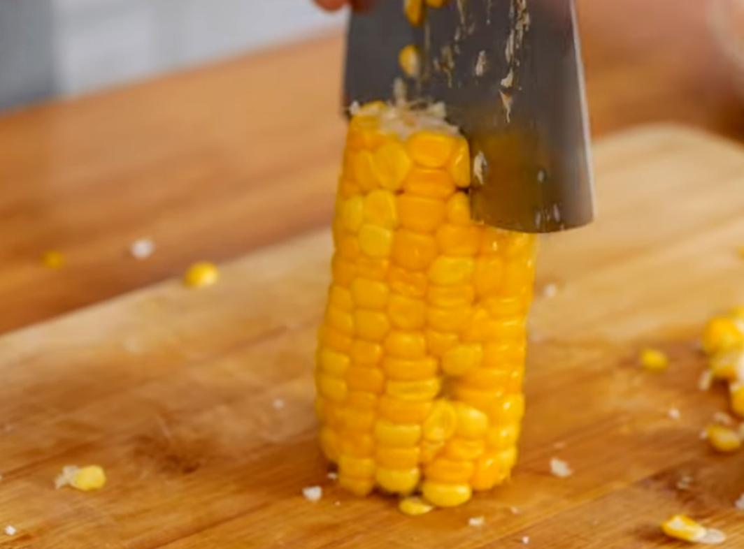 整支玉米燙熟或蒸熟，切著切段後再分切成條狀。