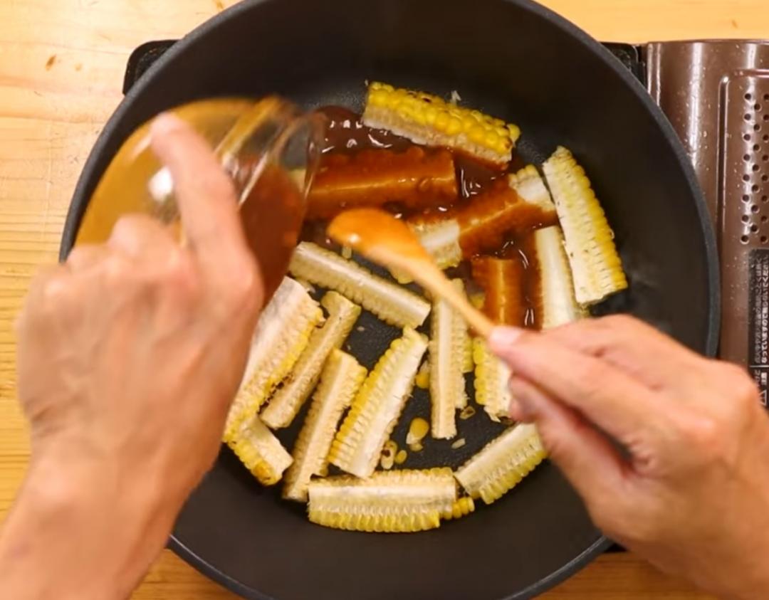 熱鍋不放油，玉米放入鍋中煎上色並飄出香氣，倒入醬汁燒開拌勻，盛盤後撒上香菜，撒上起司粉即完成。