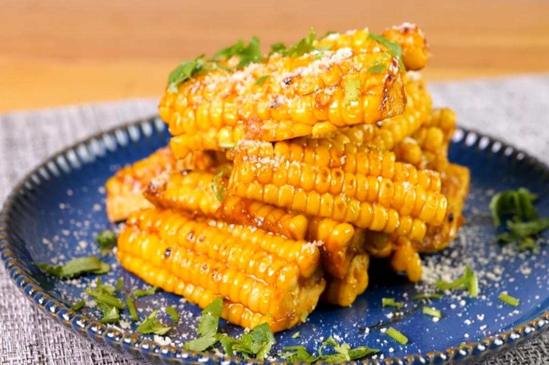 切玉米不費力不亂噴靠這招！小酒館料理「醬燒BBQ玉米」輕鬆做