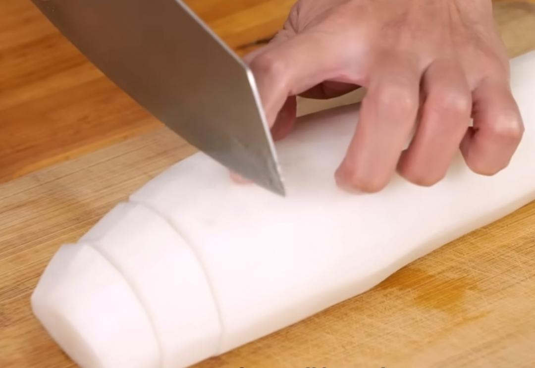 白蘿蔔削皮後切成大塊狀。乾香菇泡水軟化後取出，香菇水留用。