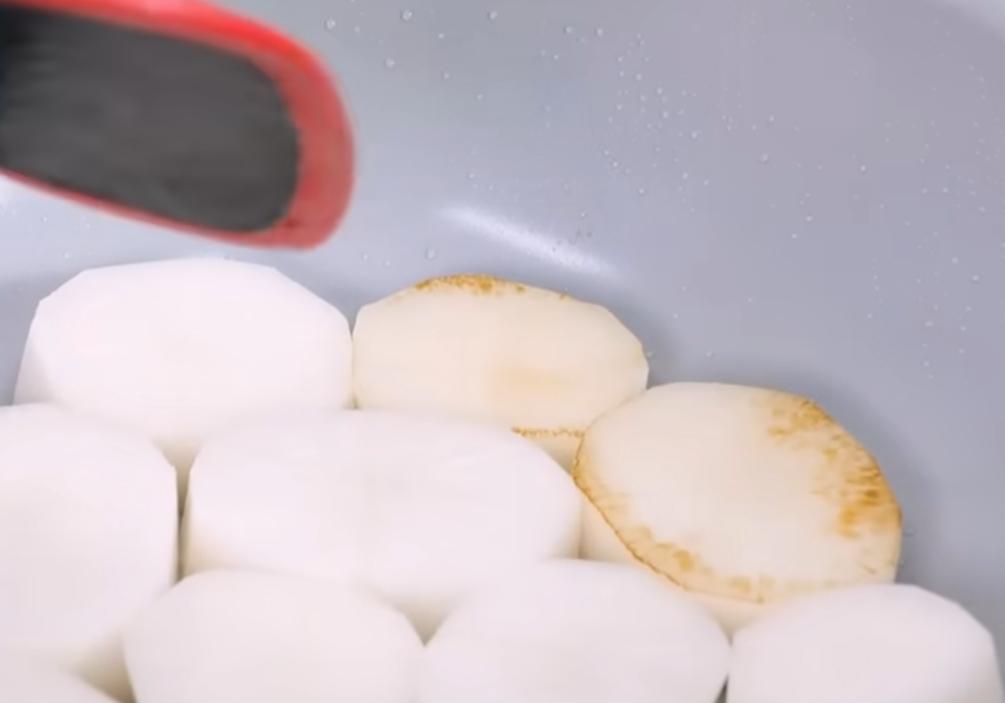 熱鍋加少許油，將白蘿蔔入鍋兩面煎上色。