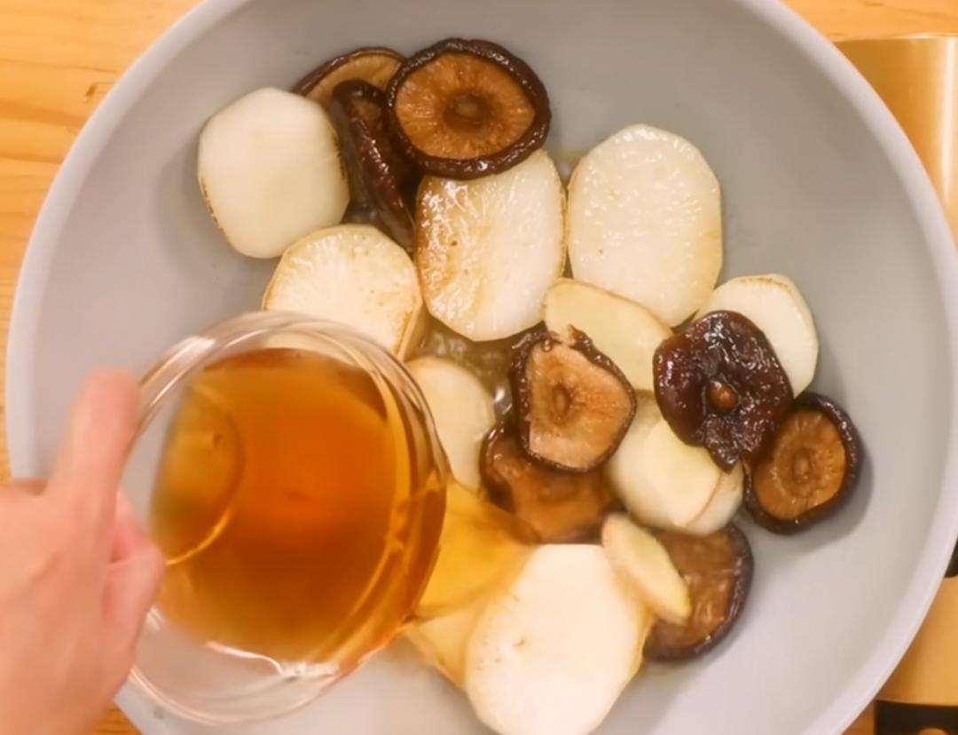 同鍋，放入糖炒香後再加入醬油和素蠔油，倒入香菇水烹煮約15分鐘。