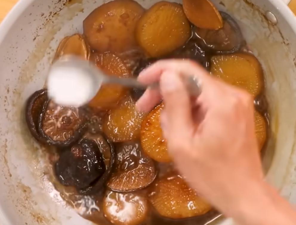 開大火收汁，此時味道如果太淡，再補適量鹽，等醬汁變濃稠後，於鍋邊淋上少許太白粉水勾芡即可起鍋。