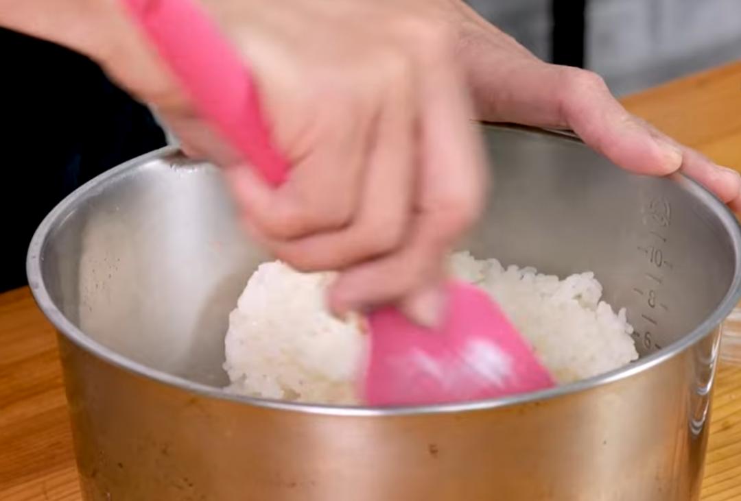 圓糯米洗淨後瀝乾水分,加同等量的水(本篇約用2杯)放入電鍋中,外鍋加1杯水,按下開關煮到跳起,續燜5分鐘。將糯米飯取出電鍋,趁熱加入糖及油拌勻。