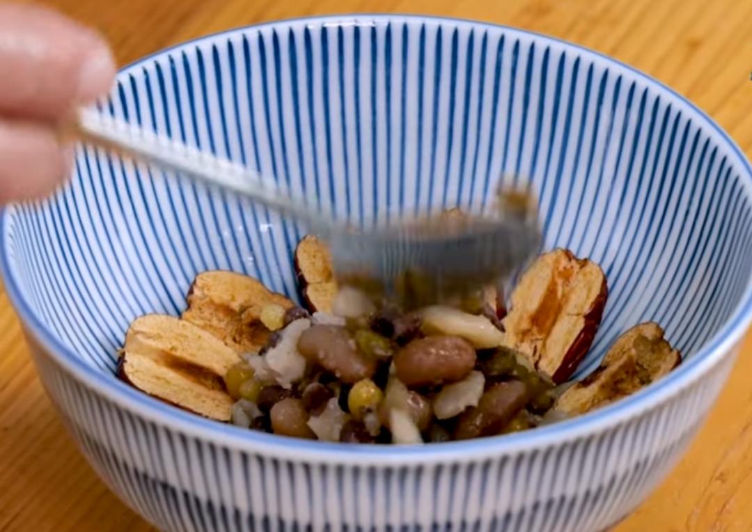 取一個碗公,刷上一層油防止沾黏,碗底先排上八寶料與紅棗。