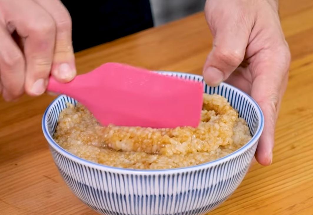 接著填入甜米飯,按壓抹平後包上保鮮膜,放入電鍋蒸約20分鐘,取出趁熱倒扣至盤中即可。