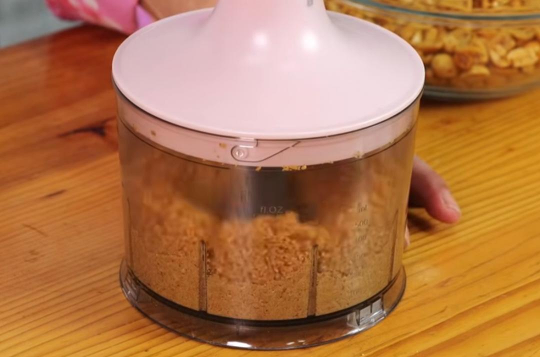 將花生放入果汁機裡打成細粉，與白芝麻一起拌勻。