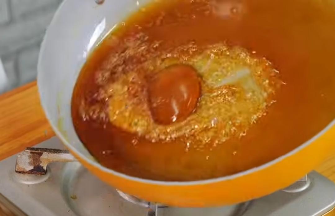 取平底鍋不加油，放入砂糖以中小火慢慢搖鍋至糖融化，接著加入麥芽一起煮至融化。