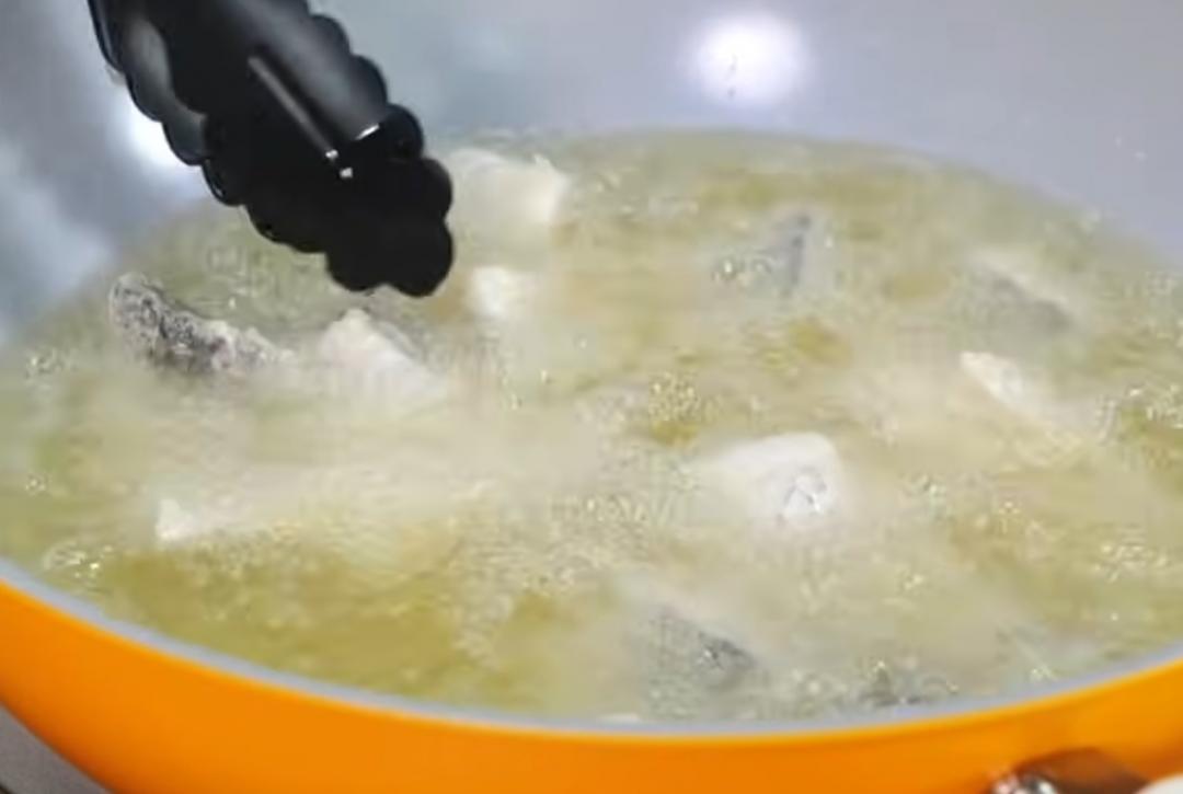 熱一鍋油，先將醃製好的鱸魚片沾上麵粉或炸粉，放入180度油鍋中炸上色撈出，油溫調高，二次下鍋炸約10秒鐘至金黃酥脆後起鍋。
