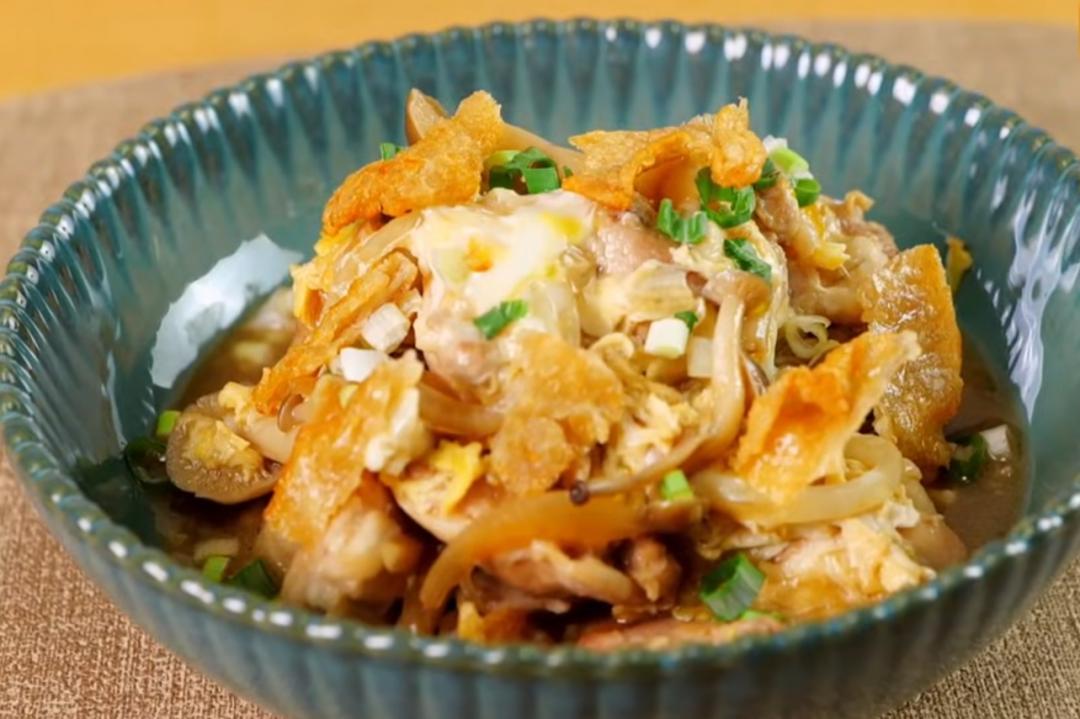 滑蛋不用炒要靠燜！「和風滑蛋雞肉」一鍋到底超簡單