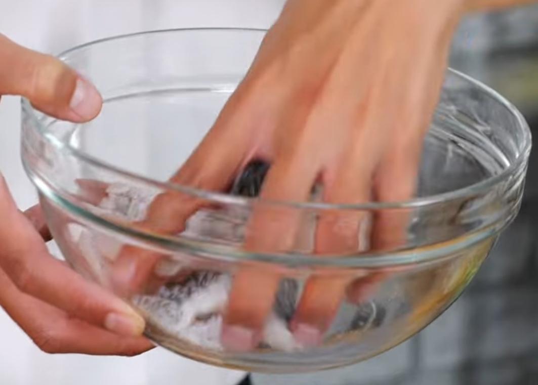 蔥取蔥白，與適量蔥綠切末、嫩薑切絲。鱸魚片用鹽抓醃一下。