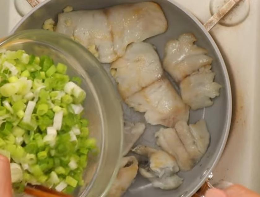 熱鍋加少許油，先放入魚片將兩面煎香，再放入蒜末、蔥花略炒至香氣飄出。