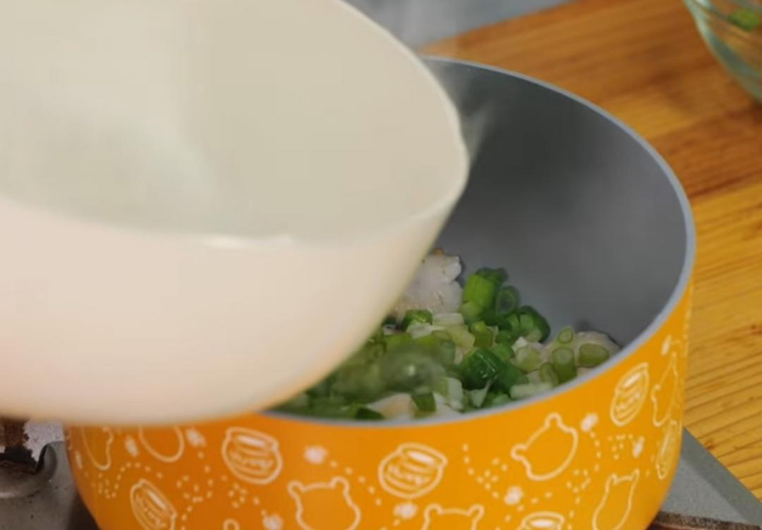 接著小心沖入熱水（小心噴濺），並將湯水與材料攪拌均勻，將湯煮至呈現米白。