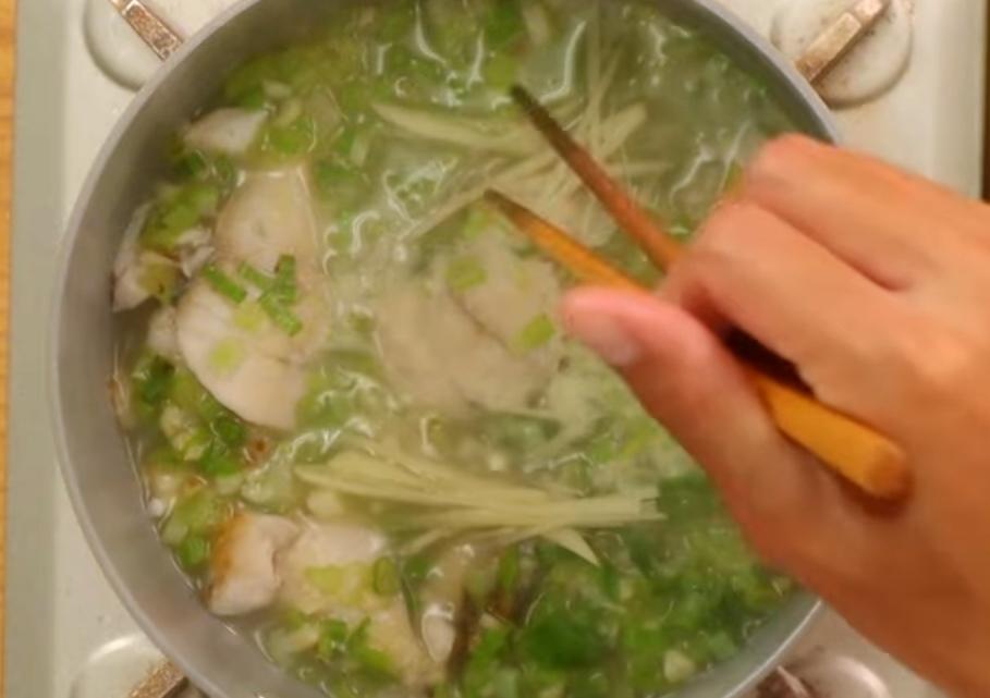 依個人口味加入少許鹽與胡椒調味，香氣飄出後再放入剩餘蔥末、薑絲即可起鍋。