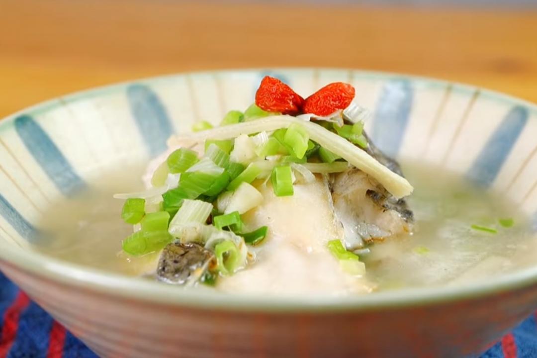 魚湯快速提鮮小秘訣！一步驟升級奶白湯頭、鱸魚肉嫩而不腥