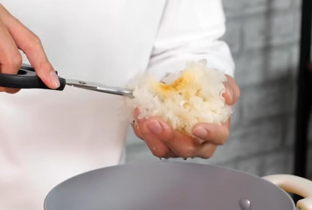 白木耳泡冷水至少40分鐘或隔夜，剪去硬蒂並撕成小朵。水梨處理去皮、去核，切小塊備用。