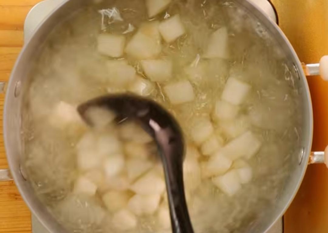 鍋中放入白木耳和其兩倍的水量，大火煮滾後轉小火燉30～40分鐘至白木耳變軟，接著加入梨子，煮至梨子變微透白。