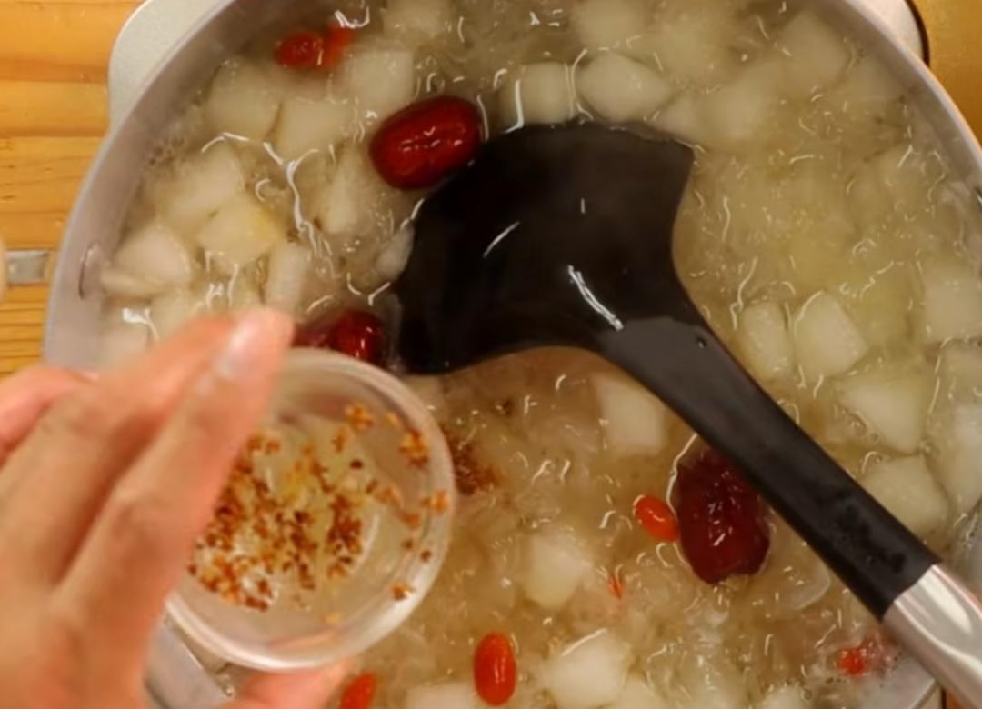 最後加入泡開的紅棗和枸杞、冰糖、桂花增添香氣和甜度，小火煮10分鐘即可起鍋。