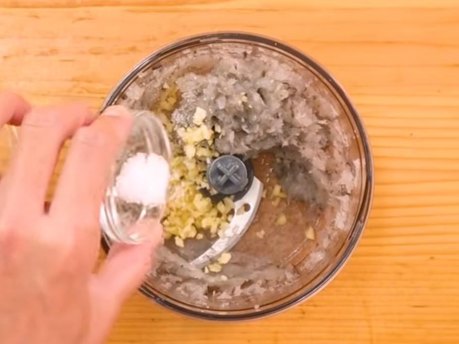 蝦仁打成泥後加入蒜末10g、鹽，略拌至有筋性後鋪在玻璃盆內。