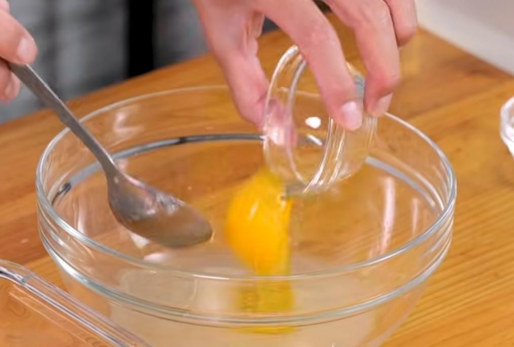 水加入昆布粉拌勻，再打入雞蛋攪拌均勻，接著倒入鋪好蝦泥的玻璃盆中。