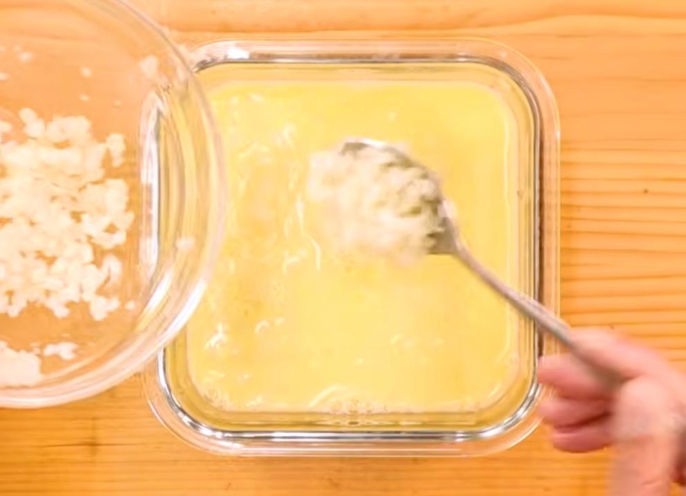 頂層均勻鋪上花椰菜米，進電鍋蒸約15分鐘即完成。