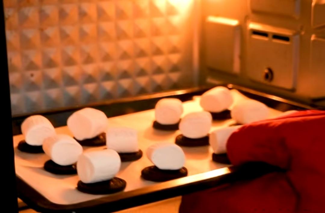 餅乾放上棉花糖，進烤箱以攝氏130度烤約15分鐘至棉花糖變軟。
