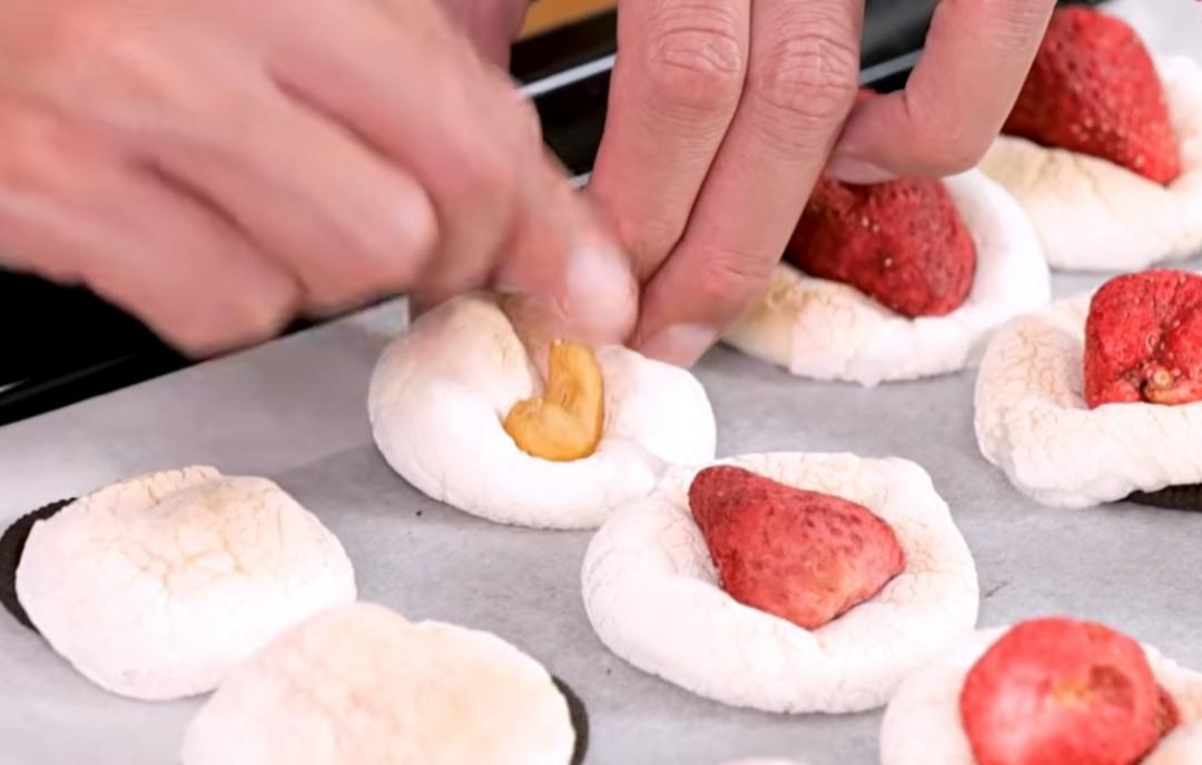 趁熱將喜歡的堅果或果乾壓上固定，放涼後即可品嘗。