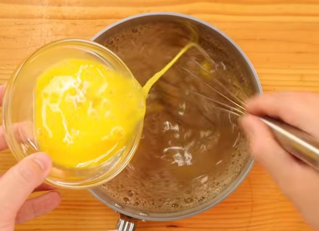 將雞蛋打勻，加入煮好的黑糖牛奶用餘溫攪拌均勻。